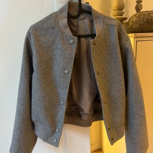H&M jacka  - Snygg jacka ifrån H&M i storlek S, aldrig använd💚