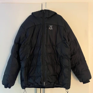 Haglöfs jacka  - Super snygg och varm Haglöfs jacka😍 Passar både dam & herr  Storlek: L