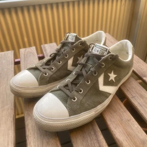 Converse All Star - Militärgröna Converse All star i storlek 45. Använda några gånger men som du ser på bilderna är skicket 10/10.  Pris: 199kr. 