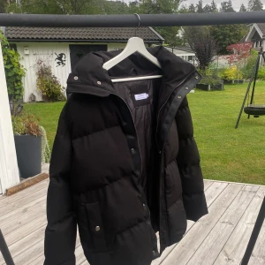 Ljung Vinterjacka (S Herr) - En vinterjacka från Ljung by Marcus Larsson i storlek S. Skick: 10/10 ej använd. Originalpris 3500kr. Kontakta om du är intresserad!  