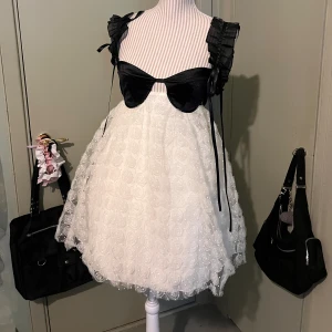 Romantisk klänning - OBS! Klänningen har en underkjol som inte tillkommer! Den är ej till salu!  Supervacker klänning som jag burit en gång på alla hjärtans dags middag. Tyvärr passar den inte min byst😞