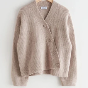 & other stories kofta  - Eftertraktad och slutsåld kofta från & other stories! Köpt för 1400 säljer den för 800! så snygg nu till hösten 🍂😇