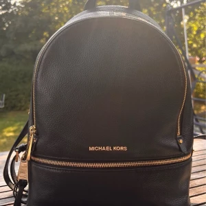 Michael kors Ryggsäck  - Hej ,  säljer min fina MK ryggsäck som fick födelsedag present, Mått ca: 23 x 30 x 10 cm. Använd bara engång . Kommer från djurfri hem och rökfritt hem