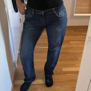 Blåa jeans i storlek 42, Sitter lite tight på mig som har större höfter. Använt ett par gånger men bra skick.