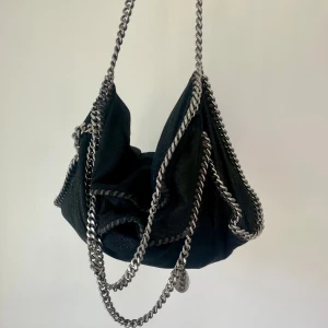 Stella McCartney väska - Säljer min kära Stella väska! Passar till allt💖Använt skick men så fin, har kvitto dustbag o närbilder på allt! Använt skick + ett pytte litet hål på på undersidan💖 Om intresserad av köp så skickar jag såklart de bilderna! Pris kan diskuteras,rimligt