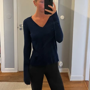 Zadig & Voltaire tröja - Säljer denna fina Zadig & Voltaire cashmere tröja 💙 nypris över 2000kr!