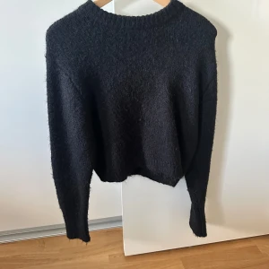 Svart stickad tröja - En svart stickad tröja från zara, som är lite kroppad och slutar ungefär under naveln! Superfint skick och jätte gosig. Är i storlek M och är true to size. 