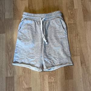 Ljusgråa mjukisshorts. Väl använda. Från kallavdelningen men har använt dem själv.  Skick: Bra