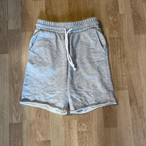 Mjukisshorts  - Ljusgråa mjukisshorts. Väl använda. Från kallavdelningen men har använt dem själv.  Skick: Bra