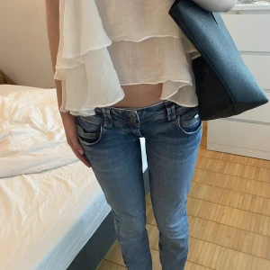 Lågmidjade pepe jeans - Jag sydde ihop sidorna av midjan, som ni kan se på de två sista bilderna, eftersom de inte passade mig där. Men det märks inte och det går att ta ut det! Originalpriset är 1000 kr. Använd ca 5 gånger. Vet inte storleken men passar mig som 36-38