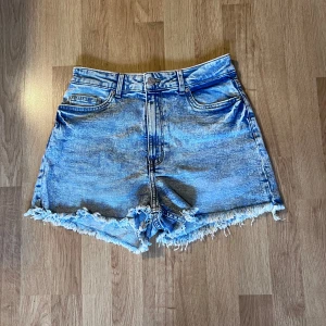 Jeansshorts - Ljusblå jeansshorts. Använda en gång.  Skick: Mycket bra