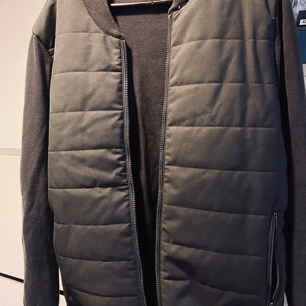 Hejsan, säljer nu en mycket snygg och eftertraktad Massimo Dutti cardigan jacka. Skicket är nytt och storleken är M/L. Hör av vid mista lilla fråga🤝 . Jackor.