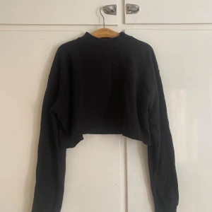 croppad sweatshirt nakd - croppad sweatshirt från na-kod, något urtvättad