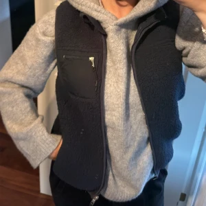 Väst - Säljer denna gosiga marinblå teddyväst från lager157 i storlek 150, men kan jämföras med en XS, använd en gång