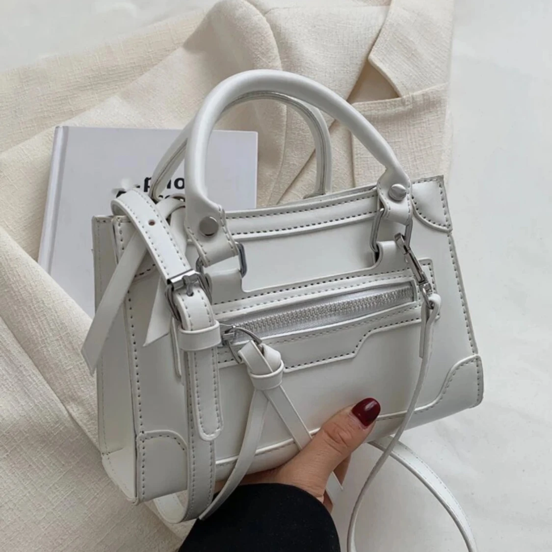 Jättefin vit väska