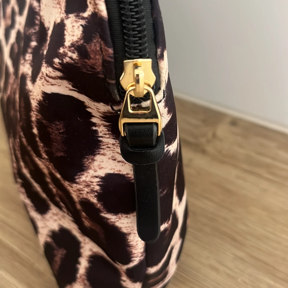 Jag säljer än sminkväskan med leopardmönstrad - 91