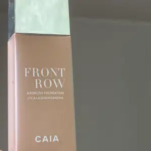 CAIA foundation front row i färg 3W🩷 Köpt för 345 ‼️säljer för 170 då jag är osäker hur mycket som är kvar, skulle kunna sänka priset också, men skulle gissa halva därför halva priset, perfekt om man vill prova den!🌸 