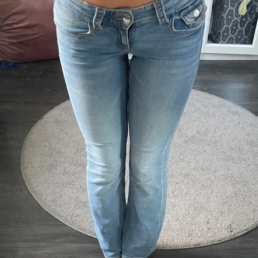 Säljer dessa lågmidjade jeans från Ginatricot som tyvärr är för korta för mig nu. Är i storlek 158 och för långa på mig som är 168 cm så skulle nog passa någon under 165 cm. Skriv privat för fler bilder💕. Farkut & Housut.