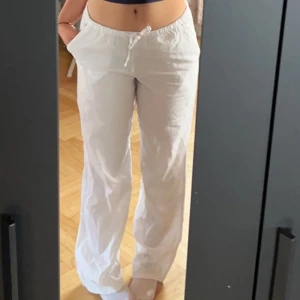 Gina tricot Linnebyxor  - Säljer dessa linnebyxor som endast blivit använda ett fåtal gånger. De är i storlek 170 och passar mig som är 168/ s i vanliga fall. Ser som nya ut