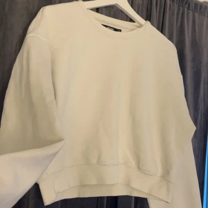 Vit sweatshirt - En vit sweatshirt ifrån bikbok i storlek xs