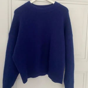 Mörkblå stickad tröja  - Säljer denna stickade tröja ifrån Zara då den inte kommer till användning längre. Är inget fel på tröjan och är i bra skick❤️