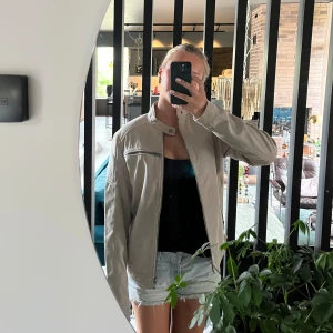 Beige jacka - Snygg beige jacka från Jack & Jones i bra skick 💕