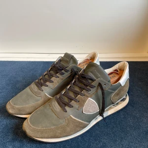 Philippe Model/45 - Ett par Philippe Model i riktigt bra skick, storlek 45. Ny pris 2700kr. Rum för prissänkning är möjligt!