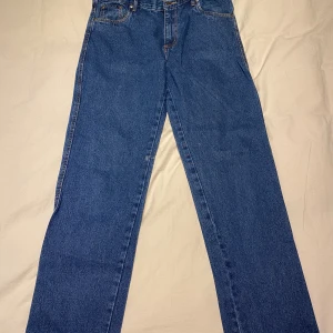Valenti jeans - Valenti jeans i bra skick, köpt från en second hand affär, OBS, baggy fit. Säljer då jag aldrig använder de.