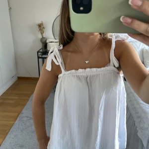 vit topp H&M - vit topp från h&m med knytband, sitter jätte snyggt💞