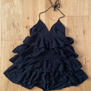 Volangklänning - Säljer nu min ursnygga volangklänning som inte längre säljs💘 Perfekt till en utekväll med tjejerna🙌🏼