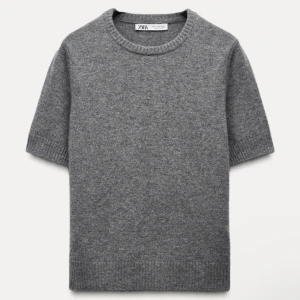 Stickad T shirt från Zara - Supersnygg och i nyskick!❤️ Tveka inte att kontakta mig vid ev funderingar!