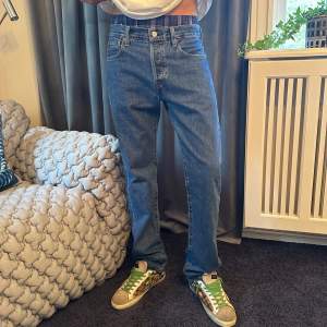 Säljer ett par klassiska blå jeans från Levis. Ursnygga och passar till vad som. Storleken är 30/32. 