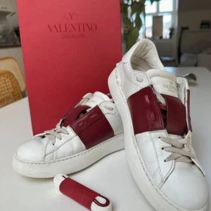 INTRESSEKOLL PÅ VALENTINO SKOR - Endast intressekoll! Då jag är extremt osäker angående att sälja dessa! Så kommer absolut inte sänka priset som jag redan lagt utan man får isåfall buda högre. Är fortfarande extremt osäker angående att sälja dessa så kanske inte ens kommer de.☺️