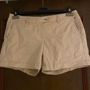 shorts beige khaki hilfiger - beiga/khakifärgade shorts. låg-medelhög midja. tommy hilfiger. bomull. bra skick. 