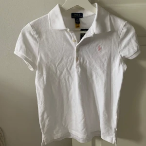 Polo Ralph lauren piké - Helt ny piké med prislappen kvar. Köpt i usa, strl 12-14 (xs). Fler blider finns vide behov💕