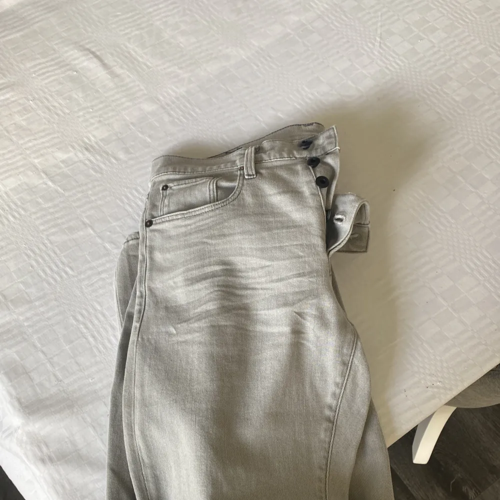 Mina jeans är använda få antal gånger och vill sälja dem passar folk med inte jätte stor Medja . Farkut & Housut.