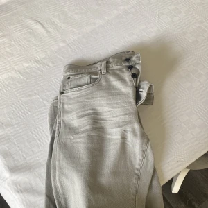  g star jeans  - Mina jeans är använda få antal gånger och vill sälja dem passar folk med inte jätte stor Medja 