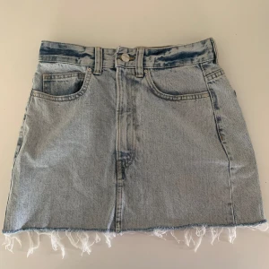 Kort jeans kjol - Så fin! Bra skick, fler bilder finns vid behov. Har ingen bild på hur den ser ut på då den är för liten. 33 cm lång. 💕