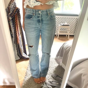 Jeans  - Säljer dem här snygga jeansen från zara😍😍De är i superfint skick och jättefin passform!