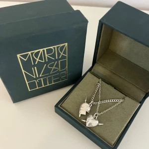 Maria Nilsdotter You & Me halsband - Ena halvan av Maria Nilsdotter ”You & me” halsband i st 45. Nypris 3595kr för båda. Meddela mig vid frågor! :)