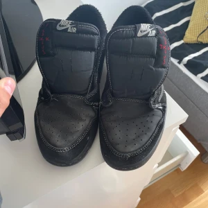 Ett par travis scott skor som är i okej skick! Svarta och vitsvarta skosnören kommer med! - Storlek 45 men sitter på på 44 för att dom inte är så tighta! Okej skick  Priset diskuteras vid snabbaffär