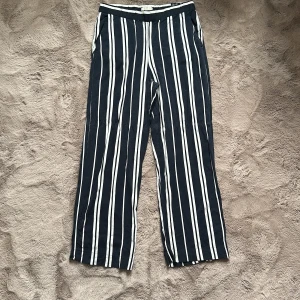 Tunna sommarbyxor  - Sommarbyxor från HM i blåvitt randigt med fickor. Skick 6/10 