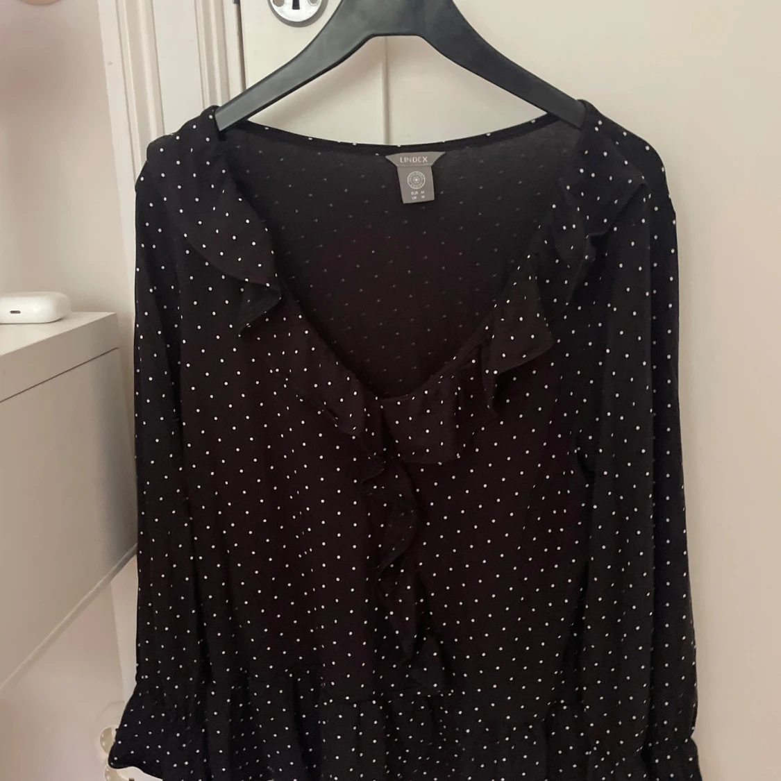 Blus med volang  - 90