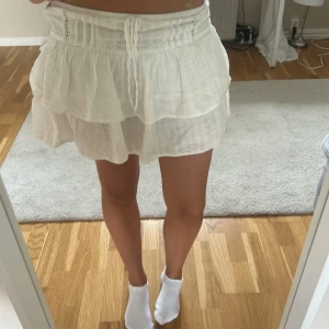 Vit volang kjol - Vit volang kjol med shorts i från pullbear. Passar på s och m.