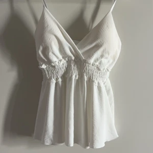 Fin topp!! - Säljer denna topp för att den inte används! Toppen är använd 1 gång.  Jätte fin och skön topp. 