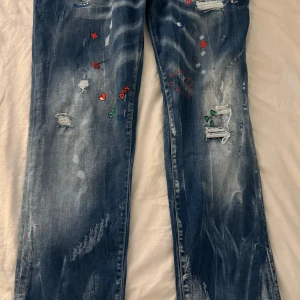 Dsquared2 Jeans (ÄKTA) - Jätte bra skick!  Köpta för många år sedan har lagt dem på vinden och totalt glömt bort dem! Rensade min garderob och hittade dem Mycket bra skick  