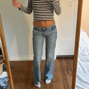 Lågmidjade vintage jeans  - Midjemått( rätt över): 39cm  Inerbenslängd: 81cm   Köp dem via ”KÖP NU” eller Swish  Modellen är 170 cm, inga defekter 💕