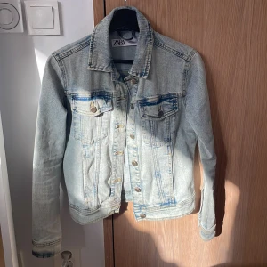 Ljusblå jeansjacka - Säljer denna jättefina jeansjacka från zara som inte kommer till användning❤️ i storlek S men ganska liten i storleken❤️ kontakta vid fler frågor!