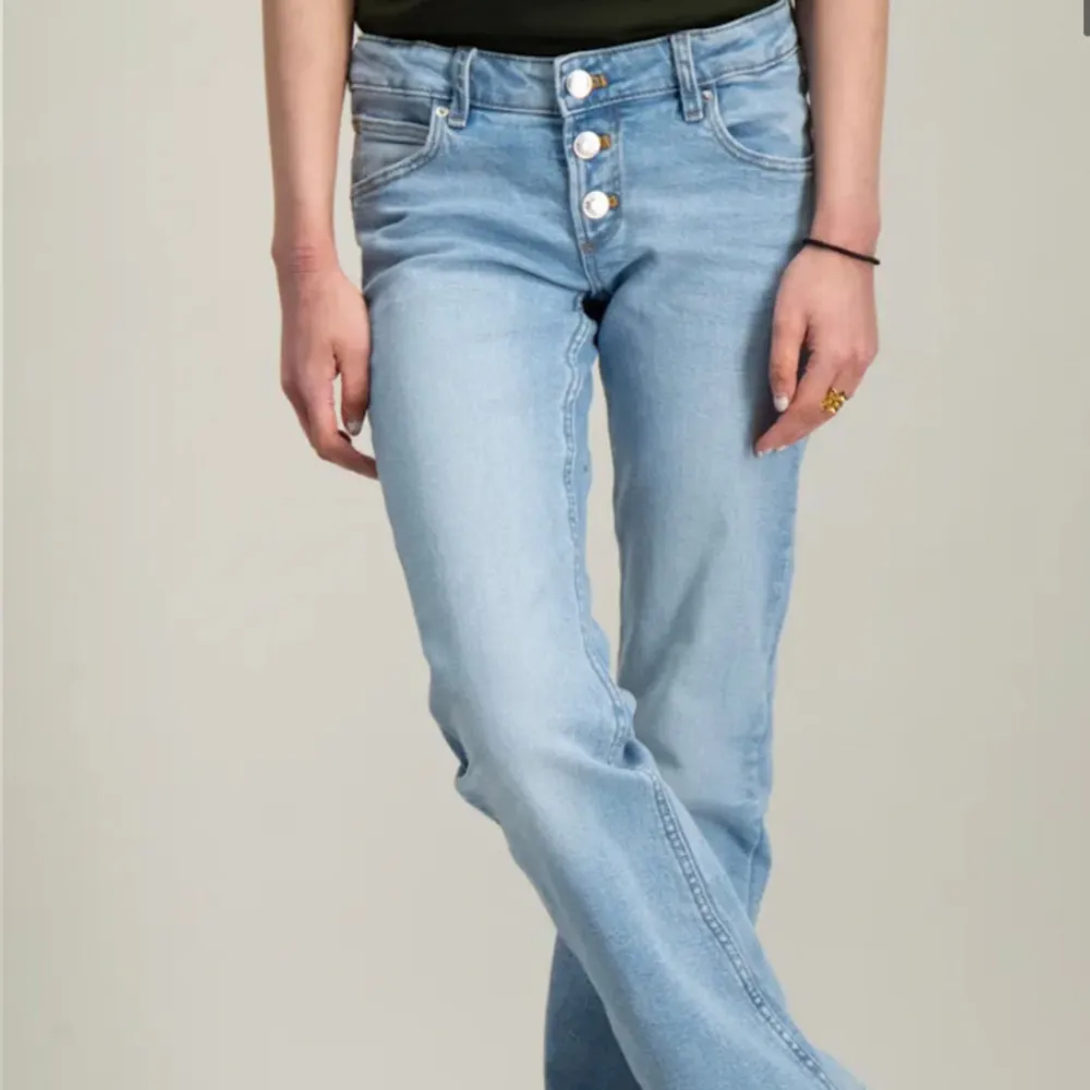 Helt nya jeans från Saras barn avdelning. Super fina, bada kommer inte till användning🥰. Jeans & Byxor.