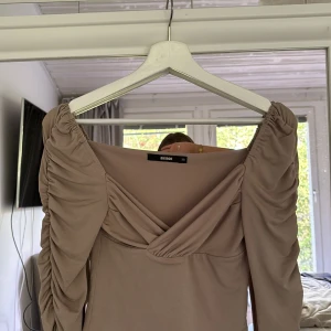 Tröja - Tröja från bikbok i gott skick! Söm längs med hela ärmarna. Korsad över brösten. Går att ha bh under utan att den syns. Använd ett fåtal gånger. 